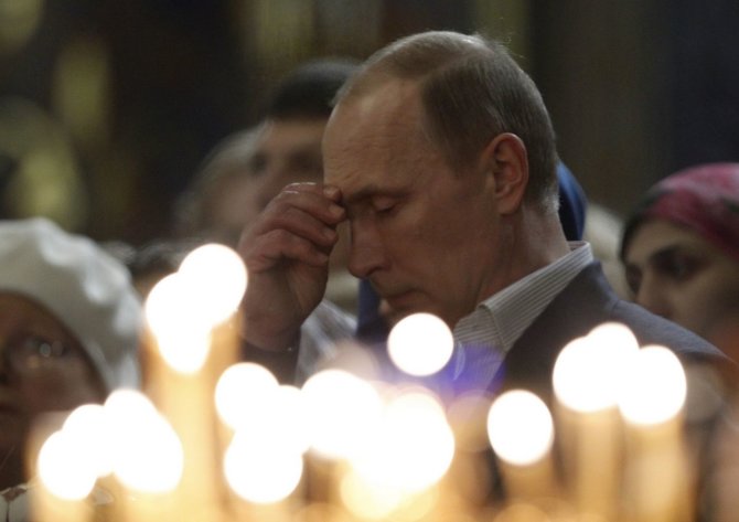 AFP/„Scanpix“ nuotr./Vladimiras Putinas ortodoksų Kalėdų pamaldose