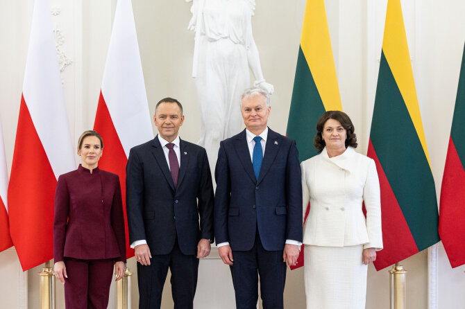 Pauliaus Peleckio / BNS nuotr./Oficiali Lenkijos pirmosios poros pasitikimo ceremonija Prezidentūroje
