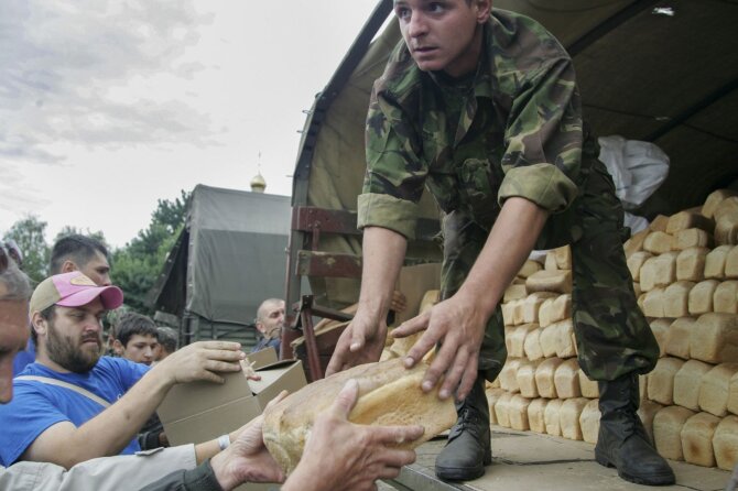 „Scanpix“/„Anadolu Ajansi“ nuotr./Ukrainos kariai dalina maistą gyventojams Slovjanske