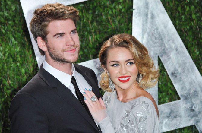 „Scanpix“/„Sipa USA“ nuotr./Liamas Hemsworthas ir Miley Cyrus (2012 m.)