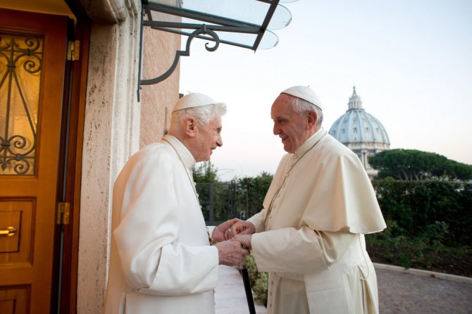 AFP/„Scanpix“ nuotr./Popiežius Pranciškus ir Benediktas XVI