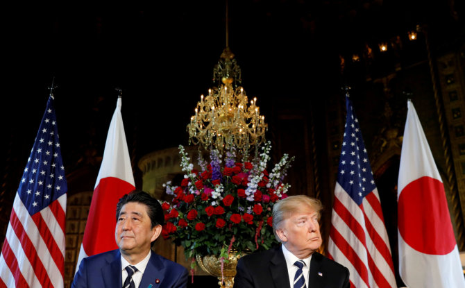 „Reuters“/„Scanpix“ nuotr./Shinzo Abe ir Donaldas Trumpas