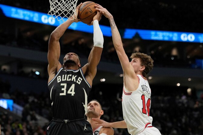 AFP/„Scanpix“ nuotr./Matas Buzelis ir Giannis Antetokounmpo 