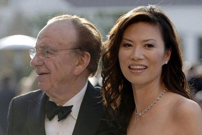 „Reuters“/„Scanpix“ nuotr./Rupertas Murdochas ir Wendi Deng Murdoch
