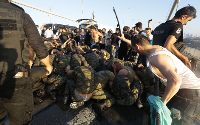 „Reuters“/„Scanpix“ nuotr./Turkijos kariai po nepavykusio perversmo