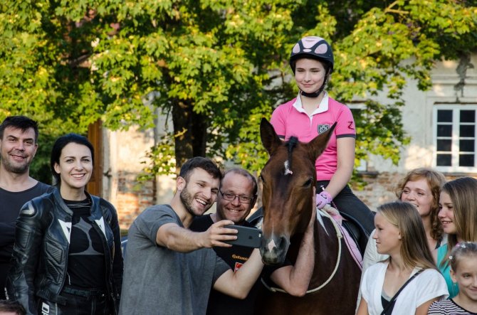 Gretos Graikšaitės nuotr./Labdaringos baikerių kelionės akimirka