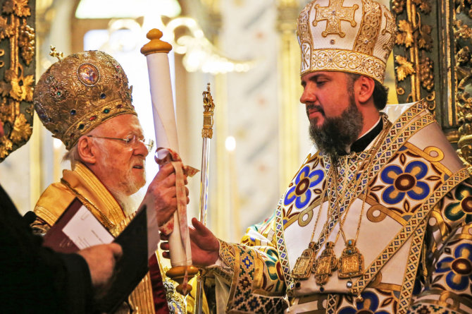 „Scanpix“/AP nuotr./Konstantinopolio ekumeninis patriarchas Baltramiejus I metropolitui Epifanijui įteikia tomosą