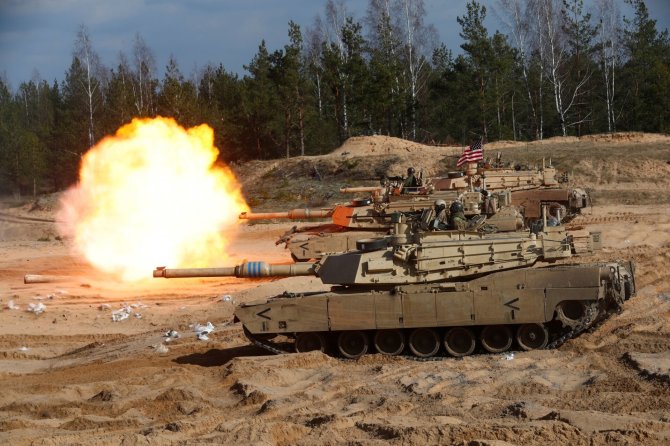 „Abrams“ tankas / INTS KALNINS / REUTERS