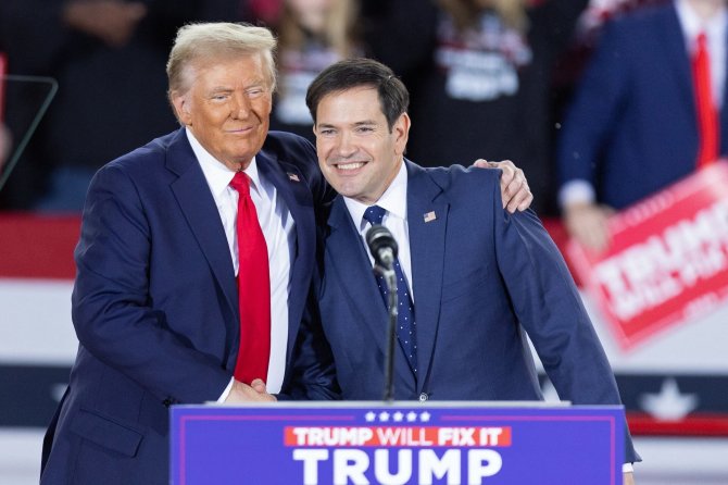 JAV išrinktasis prezidentas Donaldas Trumpas su Marco Rubio / RYAN M. KELLY / AFP