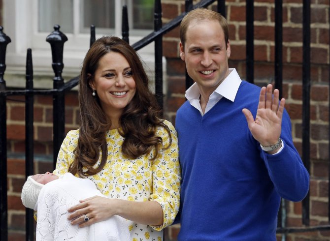„Scanpix“/AP nuotr./Kembridžo hercogienė Catherine ir princas Williamas su dukra