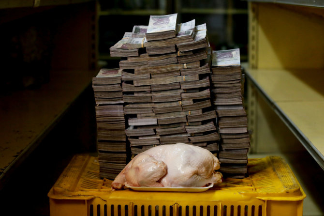 „Reuters“/„Scanpix“ nuotr./2,4 kg vištos kaina – 14,600,000 bolivarų