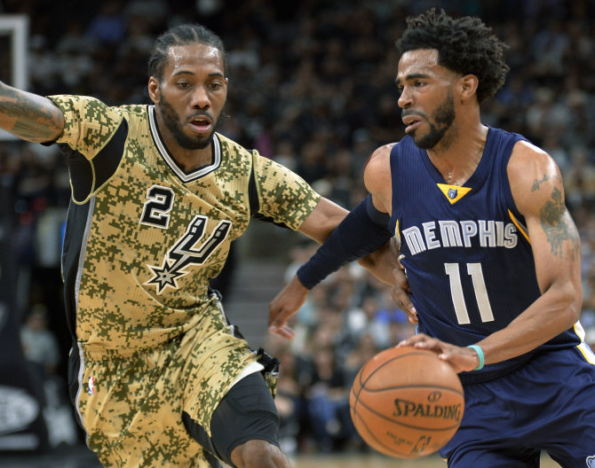 „Scanpix“/AP nuotr./Kawhi Leonardas ir Mike'as Conley