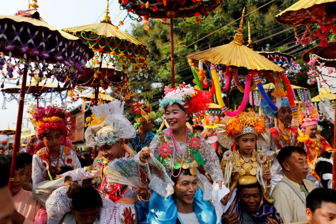 „Reuters“/„Scanpix“ nuotr./Ceremonija, kurios metu tailandiečiai berniukai tampa budizmo vienuoliais