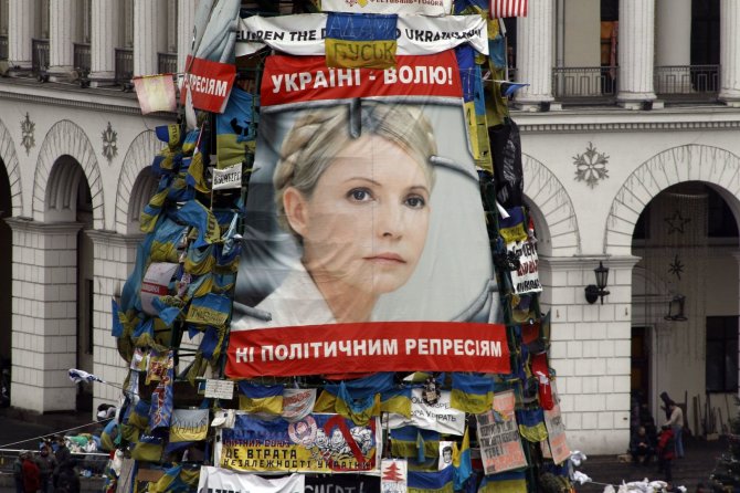 „Reuters“/„Scanpix“ nuotr./Plakatas su Julijos Tymošenko atvaizdu Nepriklausomybės aikštėje