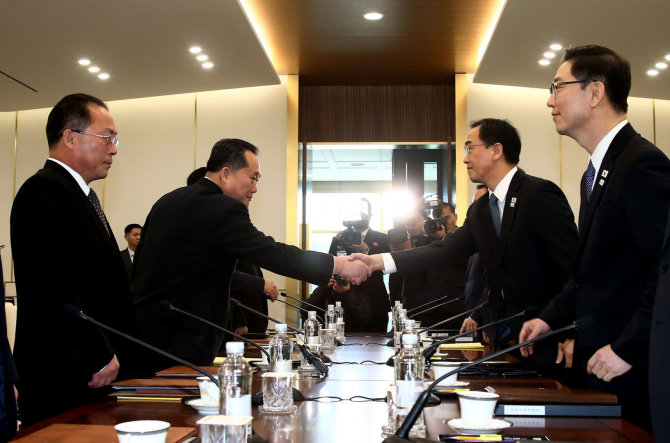 AFP/„Scanpix“ nuotr./Sveikinasi Pietų Korėjos susivienijimo ministras Cho Myoung-gyonas (antras iš dešinės) ir Šiaurės Korėjos delegacijos vadovas Ri Son Gwonas (antras iš kairės)