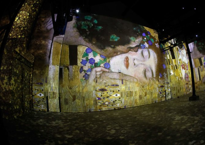 AFP/„Scanpix“ nuotr./Įspūdinga Gustav Klimt paroda skaitmeninio meno centre Paryžiuje