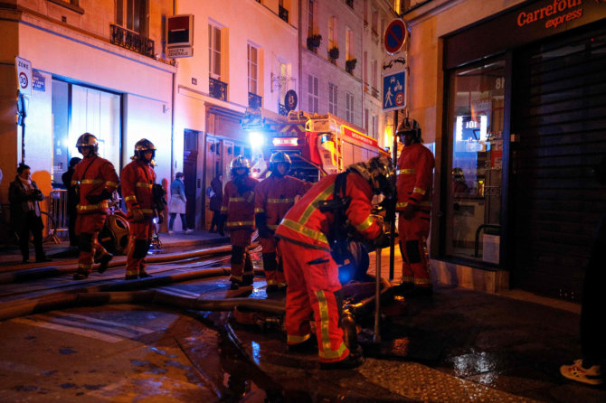 AFP/„Scanpix“ nuotr./Paryžiaus ugniagesiai