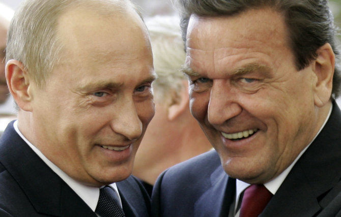 „Reuters“/„Scanpix“ nuotr./Vladimiras Putinas ir Gerhardas Schroederis