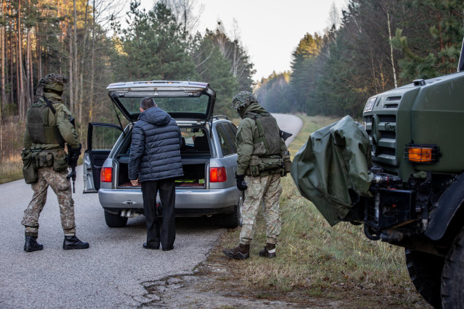 Vidmanto Balkūno / 15min nuotr./Įvedus nepaprastąją padėtį, kariškiai tikrina automobilį Druskininkų pasienio užkardos teritorijoje