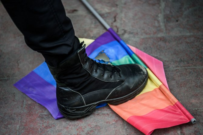 AFP/„Scanpix“ nuotr./Asociatyvi iliustracija: trypiama LGBT vėliava