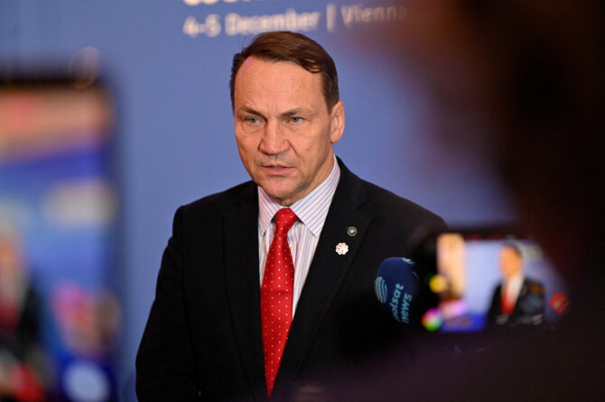 Radoslawas Sikorskis / Elisabeth Mandl / REUTERS