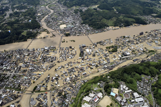 „Scanpix“/AP nuotr./Japonijos vakarinius rajonus šeštadienį skalaujant smarkioms liūtims kilo dideli potvyniai.