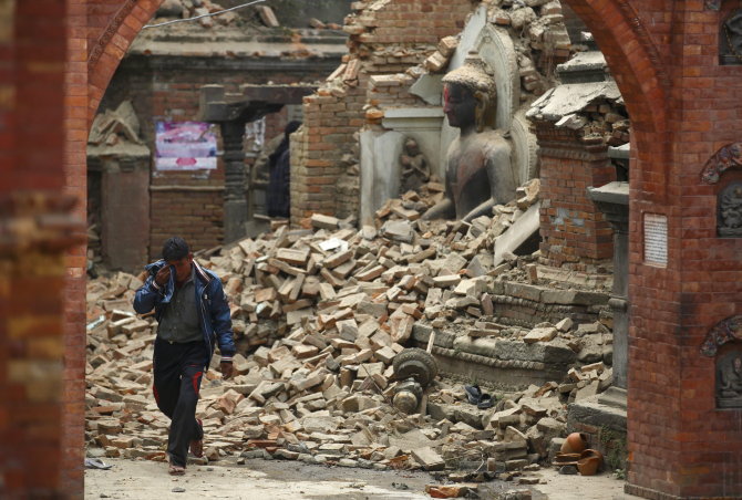 „Reuters“/„Scanpix“ nuotr./Nepalas po galingo žemės drebėjimo
