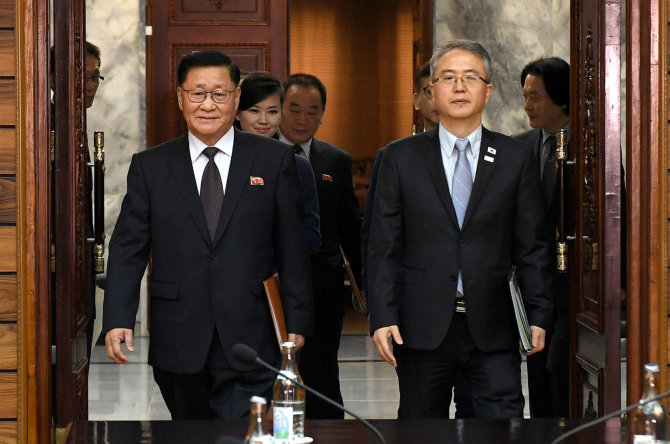 „Scanpix“/„Sipa USA“ nuotr./Šiaurės ir Pietų Korėjų delegacijų susitikimas
