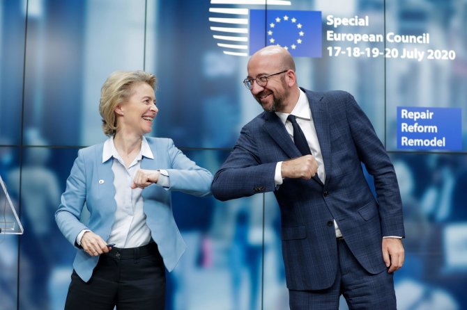 AFP/„Scanpix“ nuotr./ Europos Komisijos prezidentė Ursula von der Leyen ir Europos Vadovų Tarybos prezidentas Charlesas Michelis
