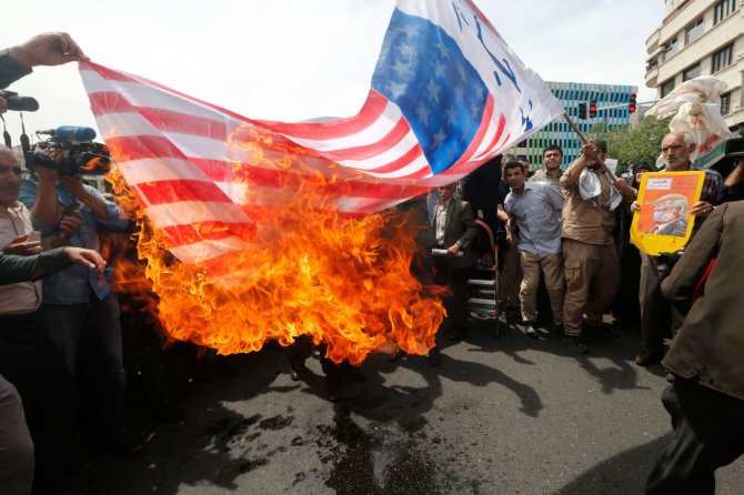 AFP/„Scanpix“ nuotr./Iraniečiai išėjo į gatves protestuoti dėl JAV pasitraukimo iš branduolinės sutarties
