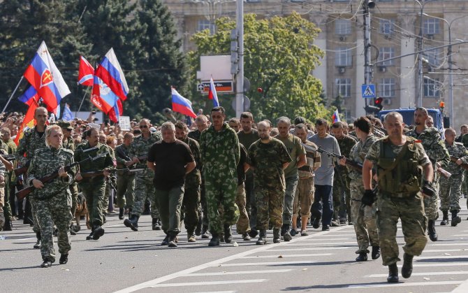 „Scanpix“/AFP, „Reuters“ nuotr./Donecke separatistai Ukrainos nepriklausomybės dieną surengė ukrainiečių belaisvių „paradą“