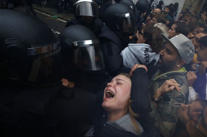 „Scanpix“/AP nuotr./Riaušių policija neleidžia katalonams balsuoti. 