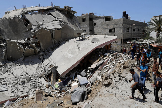 „Scanpix“/AP nuotr./Sugriautas pastatas Gazoje