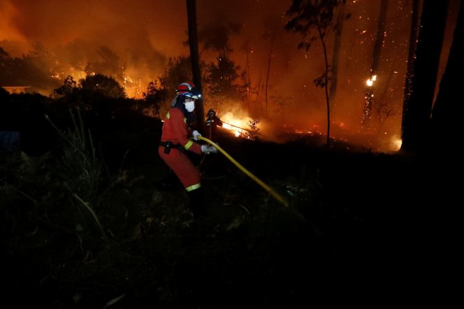„Reuters“/„Scanpix“ nuotr./Miško gaisras Portugalijoje