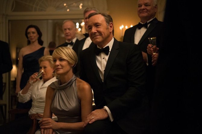 Vida Press nuotr./Kevinas Spacey ir Robin Wright seriale „Kortų namelis“