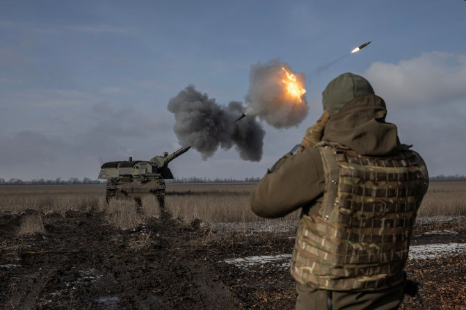 Ukrainos artileristai prie Bachmuto