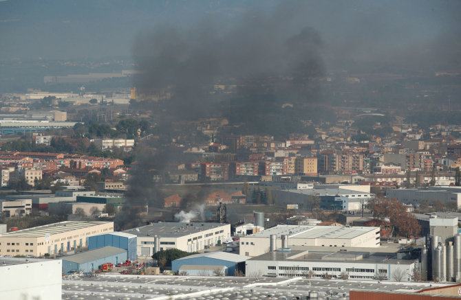 „Reuters“/„Scanpix“ nuotr./Gaisras gamykloje Ispanijoje