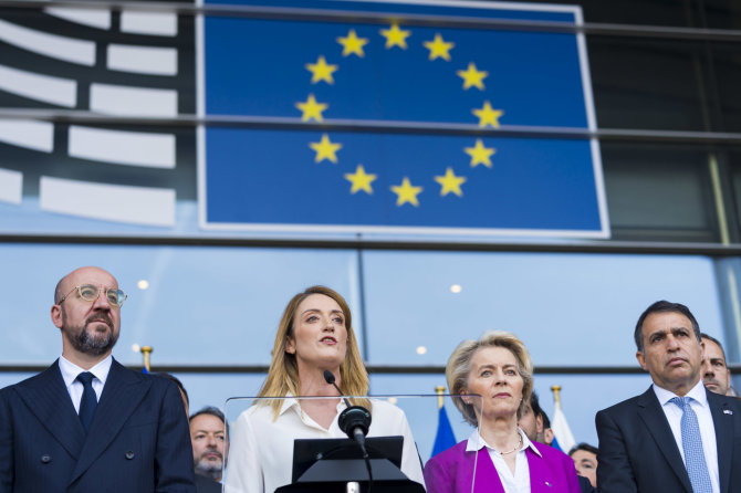 Europos Parlamento nuotr./Charlesas Michelis, Roberta Metsola, Ursula von der Leyen ir Haimas Regevas