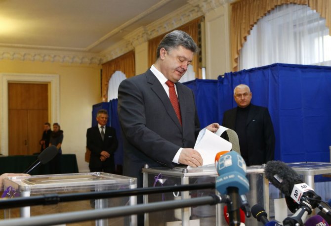 „Reuters“/„Scanpix“ nuotr./Ukrainos prezidentas P.Porošenka balsavo rinkimuose