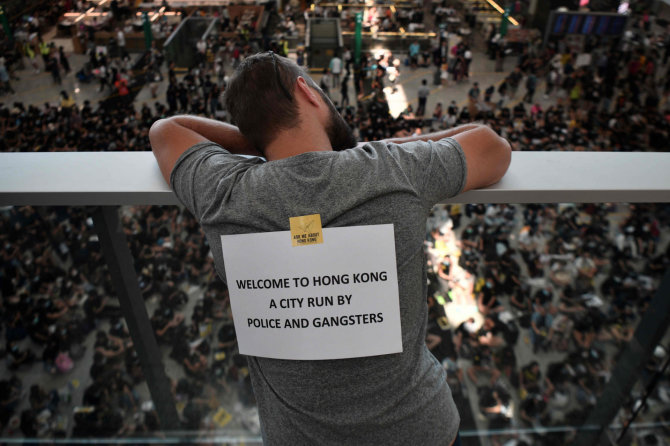 AFP/„Scanpix“ nuotr./Protestuotojai Honkongo oro uoste