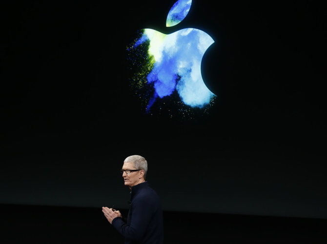 „Reuters“/„Scanpix“ nuotr./Timas Cookas pristatinėja „Apple“ naujoves