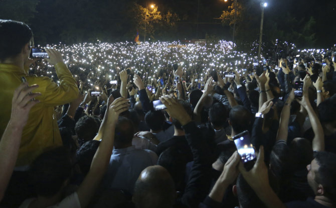 „Reuters“/„Scanpix“ nuotr./Protestuotojai Armėnijoje