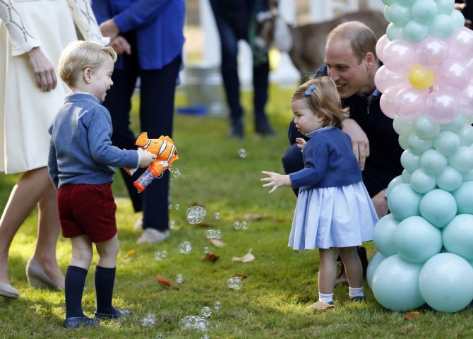 „Scanpix“/AP nuotr./Princas Williamas su vaikais George'u ir Charlotte