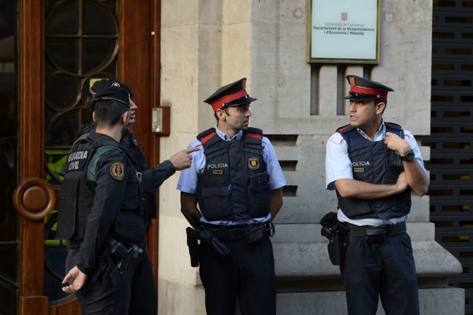 AFP/„Scanpix“ nuotr./Ispanijos policija krečia Katalonijos vyriausybės būstines