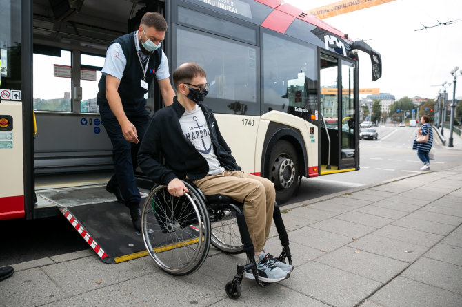 Žygimanto Gedvilos / 15min nuotr./Vilniuje išbandyta nauja programėlė, padėsianti patogiau keliauti viešuoju transportu judumo negalią turintiems žmonėms