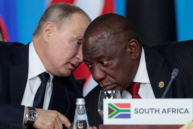 „Reuters“/„Scanpix“/Pietų Afrikos Respublikos prezidentas Cyrilas Ramaphosa ir Rusijos lyderis Vladimiras Putinas Sočyje
