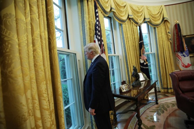 „Reuters“/„Scanpix“ nuotr./Donaldas Trumpas žiūri pro langą