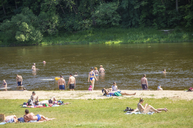 Ernestos Čičiurkaitės / 15min nuotr./Sekmadienis Valakampių I paplūdimyje