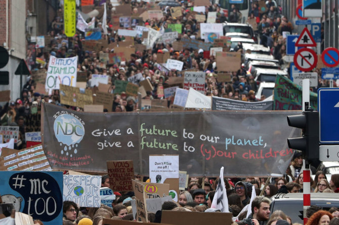 „Reuters“/„Scanpix“ nuotr./Belgijoje tūkstančiai paauglių dalyvavo ketvirtoje demonstracijoje prieš klimato kaitą