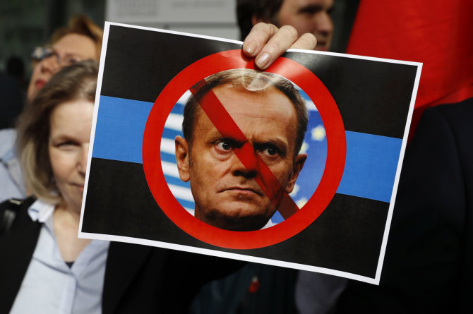 „Reuters“/„Scanpix“ nuotr./Protestuotoja Lenkijoje laiko Donaldo Tusko nuotrauką